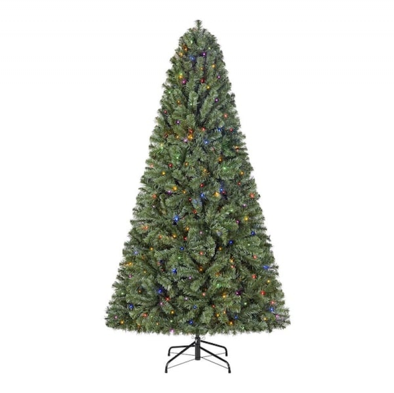 ihocon: Home Accents Holiday 6.5 ft. Pre-Lit LED Festive Pine Artificial Christmas Tree 含燈 聖誕樹